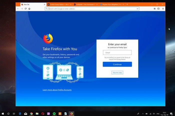 Mozilla今日面向所有支持的桌面平臺發(fā)布了Firefox 62正式版，雖然舊版本目前仍未開放升級通道，但心急的用戶可以前往服務(wù)器下載最新版本。新版Firefox強化了同步功能，允許用戶斷開服務(wù)移除收藏夾、訪問歷史、密碼、cookies和緩存等數(shù)據(jù)。   此外，在“漢堡”菜單中新增了追蹤保護(hù)的開關(guān)，在 開發(fā) 者工具中引入了三個面板的窗口查看器。對于普通用戶來說，最為重要的改進(jìn)是新標(biāo)簽的配置，自該版本開始新標(biāo)簽頁可以配置顯示熱門 網(wǎng)站 、高亮、Pocket數(shù)據(jù)，以及選擇多少行數(shù)據(jù)顯示等等。   新版本中最為實用的改進(jìn)是位于地址欄右側(cè)的“ Clear Site Data and Cookies”選項，能允許用戶為已經(jīng)加載的網(wǎng)站刪除數(shù)據(jù)。這意味著該頁面的數(shù)據(jù)能夠輕松刪除，而不需要清除整個瀏覽會話。